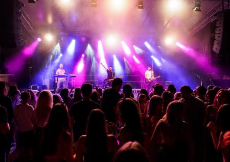 Nekateri poletni koncerti napolnijo prostor pod odrom in širše, lahko tudi celoten trg (foto Magic).